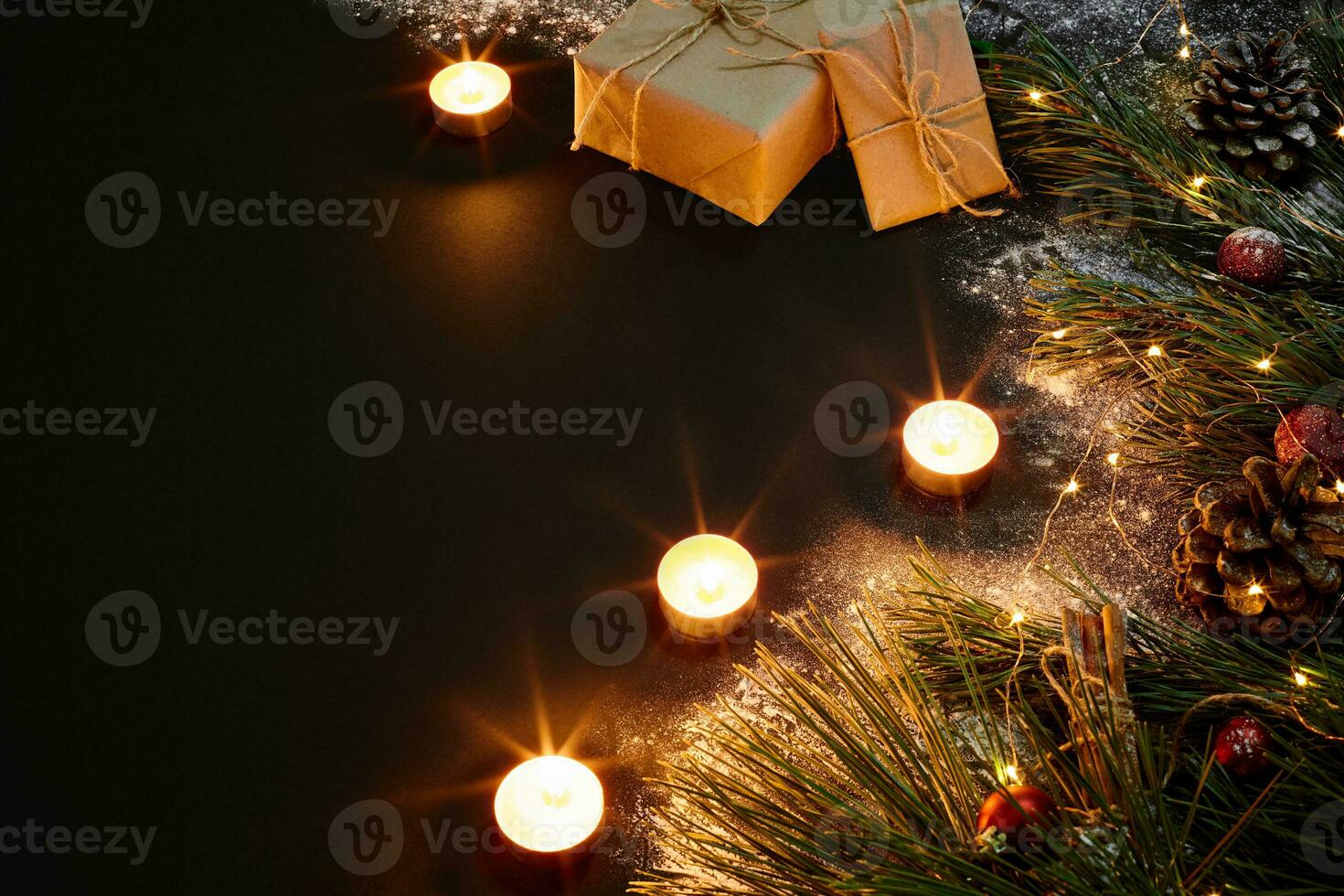 Kerstmis geschenken, Kerstmis boom, kaarsen, gekleurde decor, sterren, ballen Aan zwart achtergrond foto