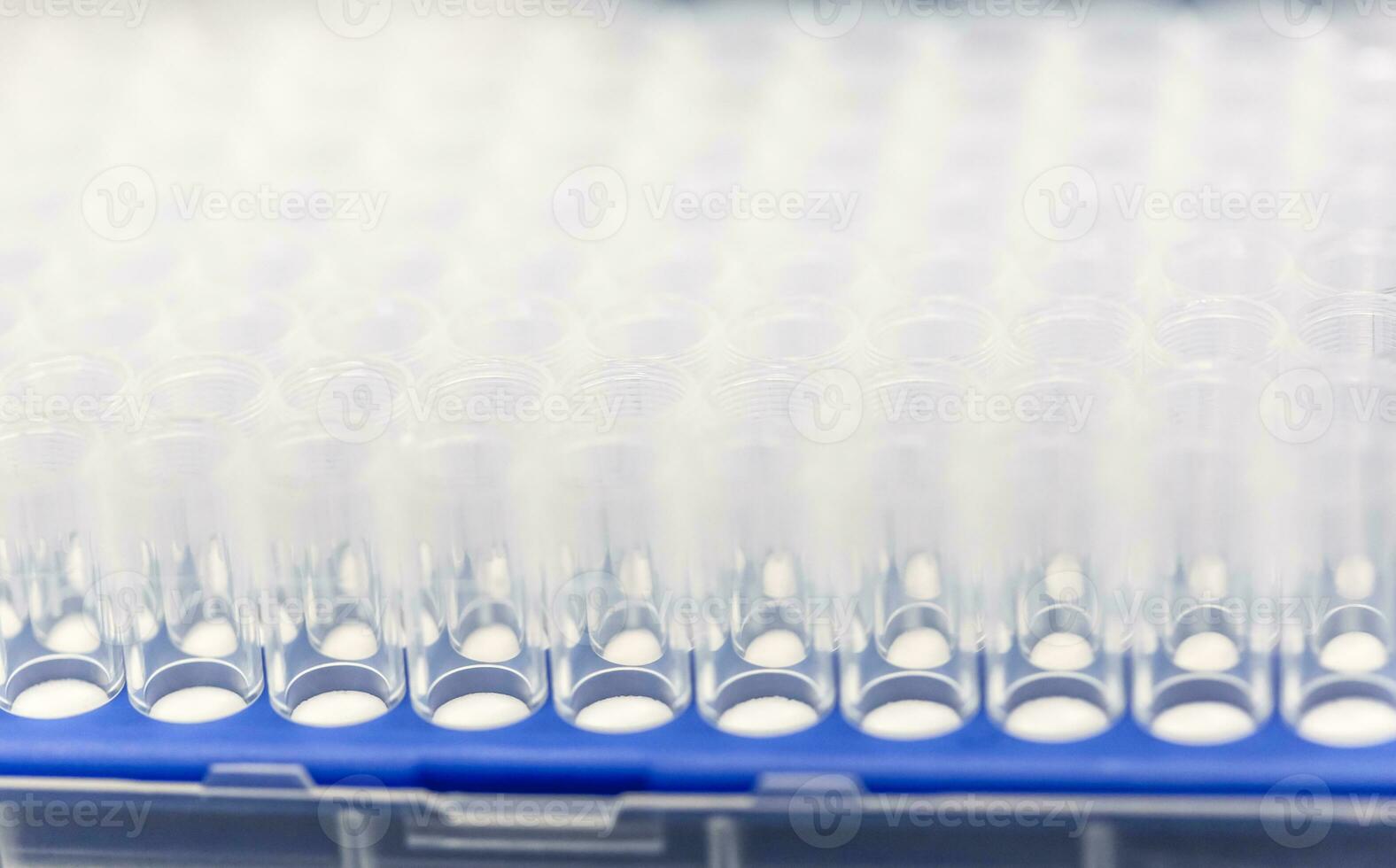 een reeks van glas buizen voor monsters. laboratorium chemisch apparatuur. foto