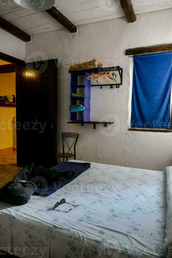 een slaapkamer in van iemand huis foto