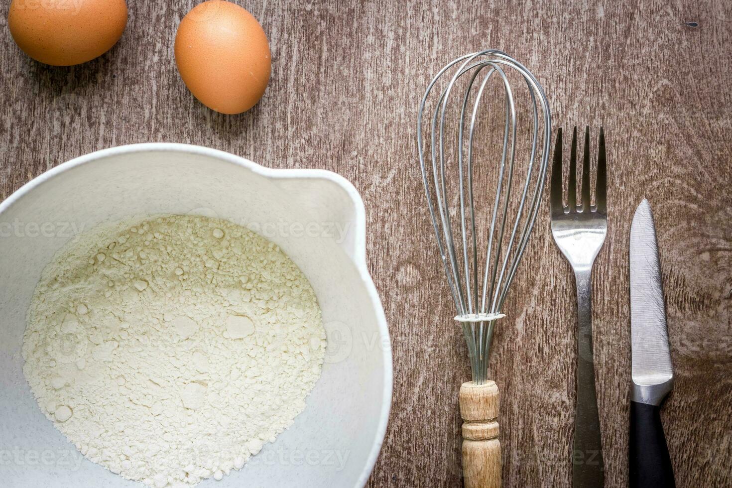 voedsel ingrediënten en keuken gereedschap voor Koken Aan houten achtergrond foto