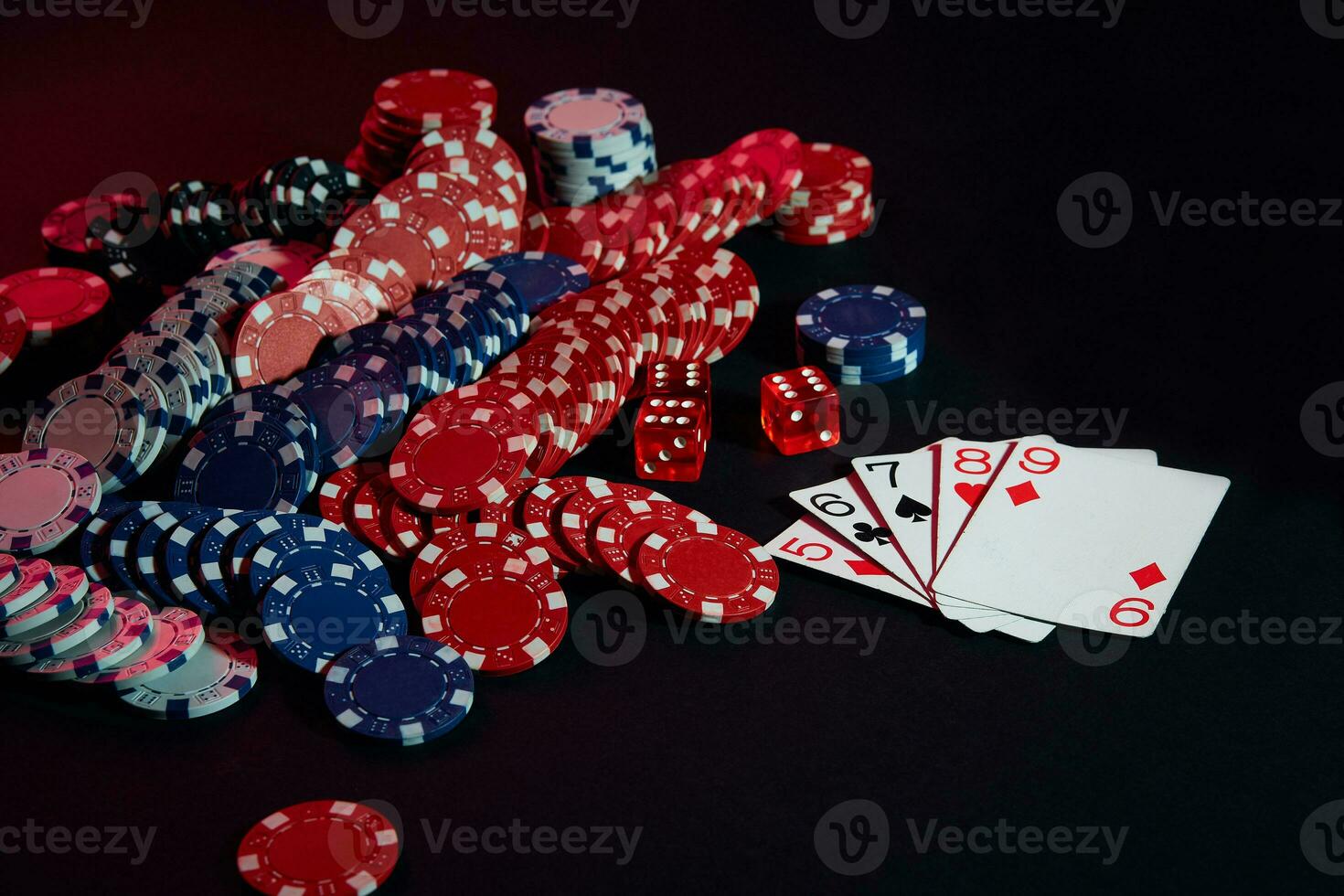 casino chips en kaarten Aan zwart tafel oppervlak. gokken, fortuin, spel en vermaak concept - dichtbij omhoog foto