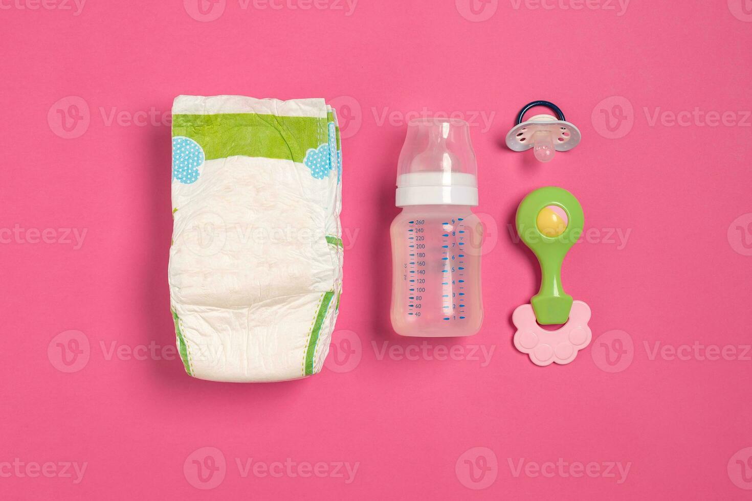 baby zorg accessoires en luiers Aan roze achtergrond. top visie foto