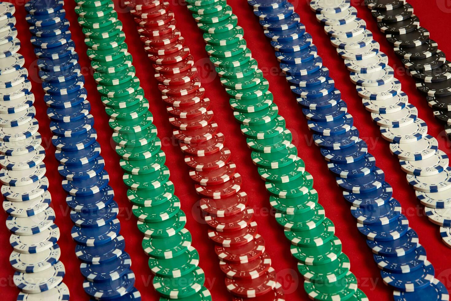 stack van poker chips Aan rood achtergrond Bij casino foto