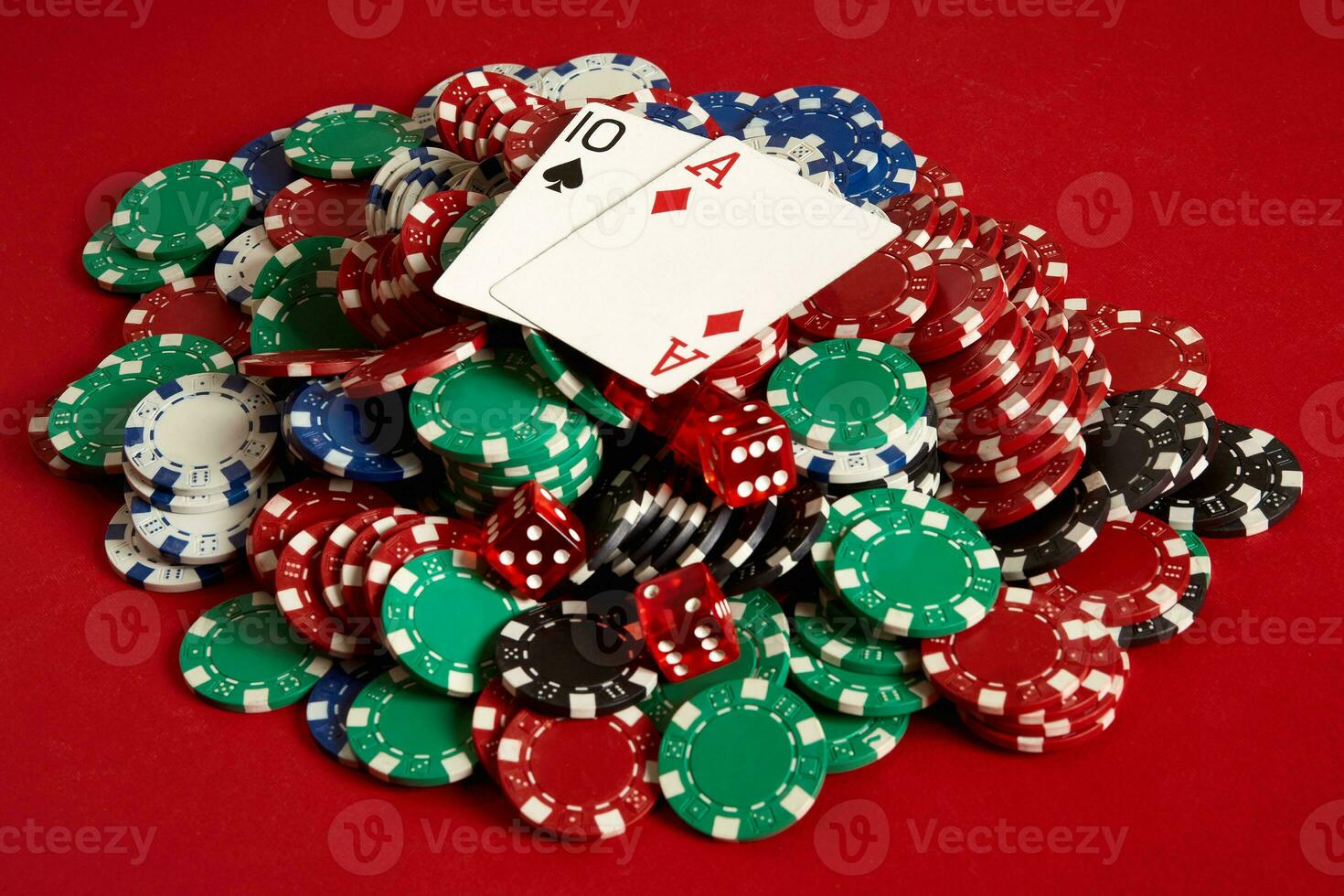 poker kaarten en het gokken chips Aan rood achtergrond foto