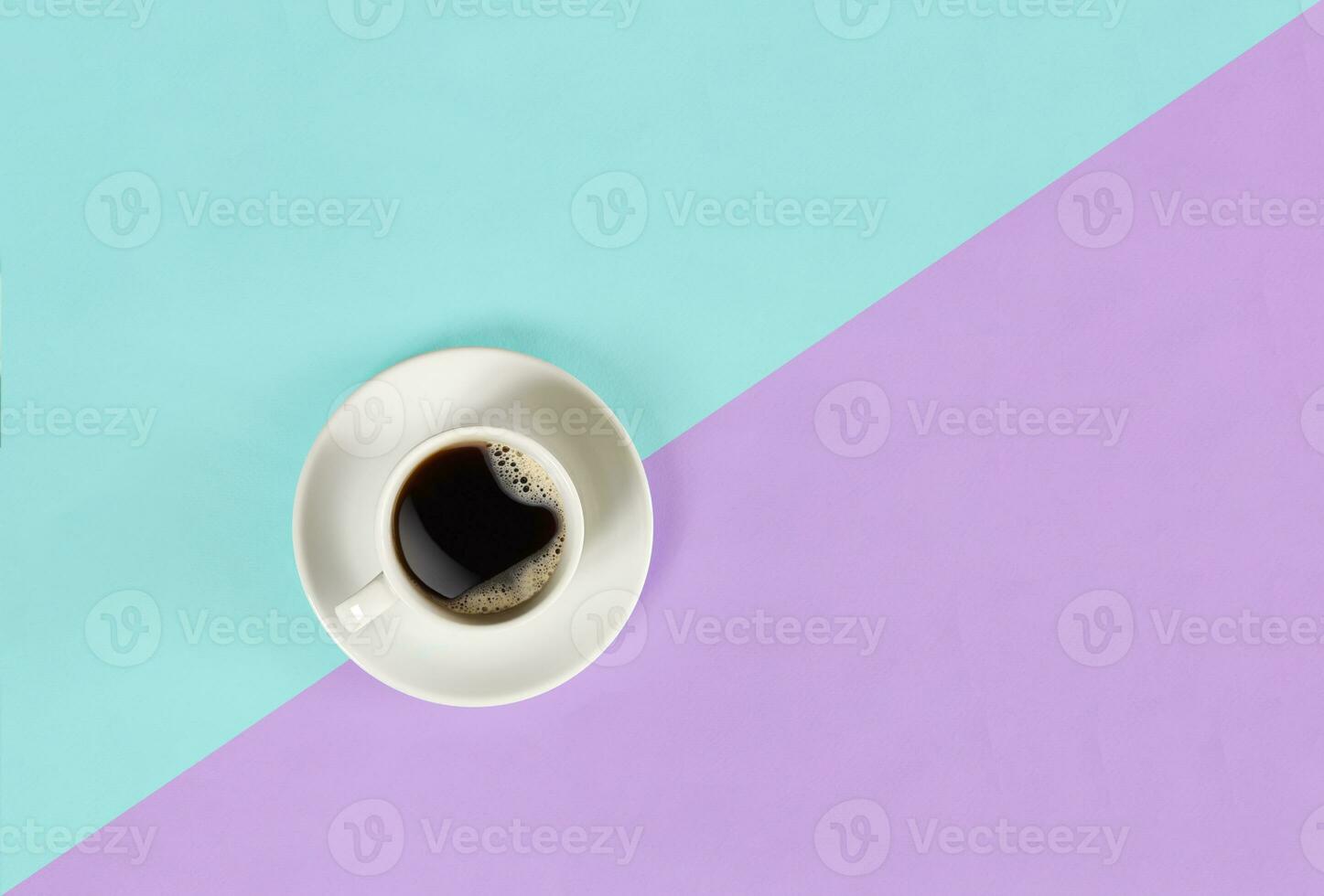 een kop van zwart koffie Aan blauw en lila achtergrond. visie van bovenstaande. foto