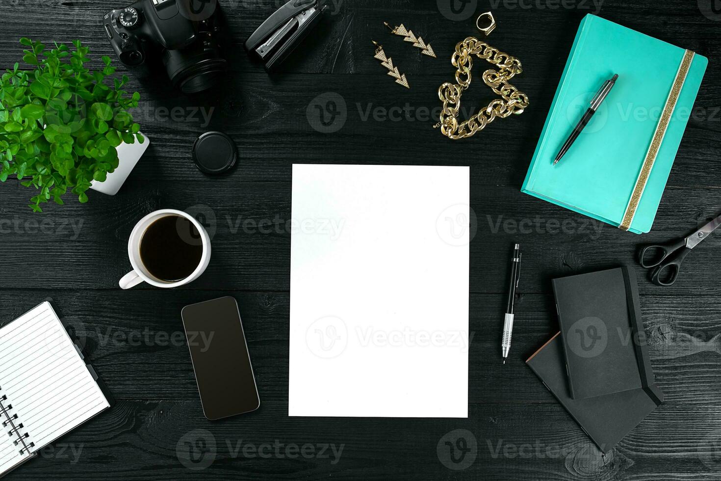 visie van bovenstaand met kopiëren ruimte kantoor tafel , notitieboekje met kop van koffie en slim telefoon foto