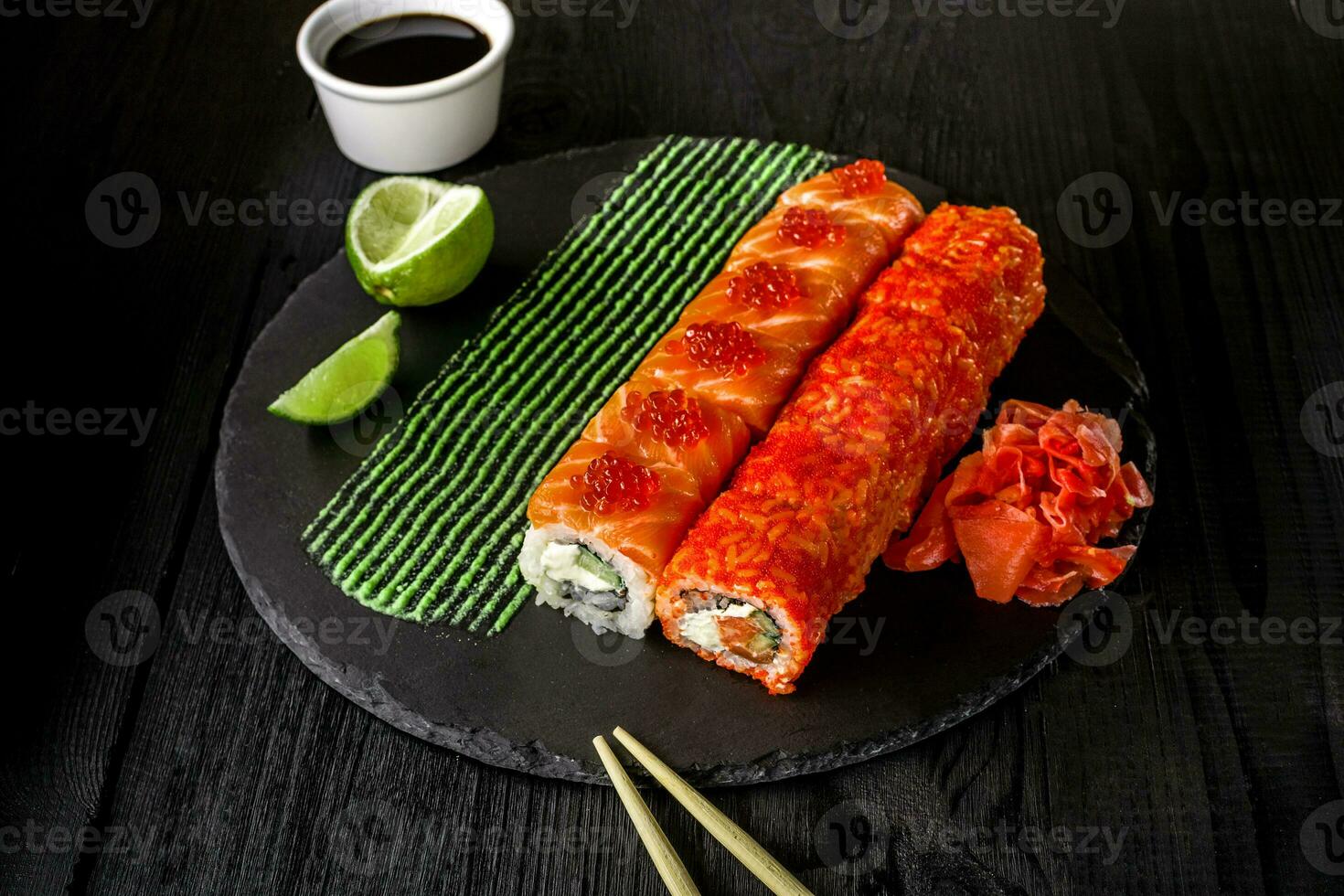 Philadelphia rollen sushi met Zalm, komkommer, room kaas. sushi menu. Japans voedsel. foto