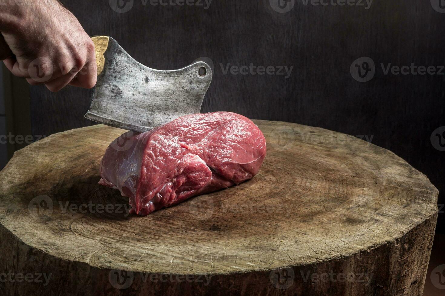 sappig rauw rundvlees steak Aan houten tafel foto