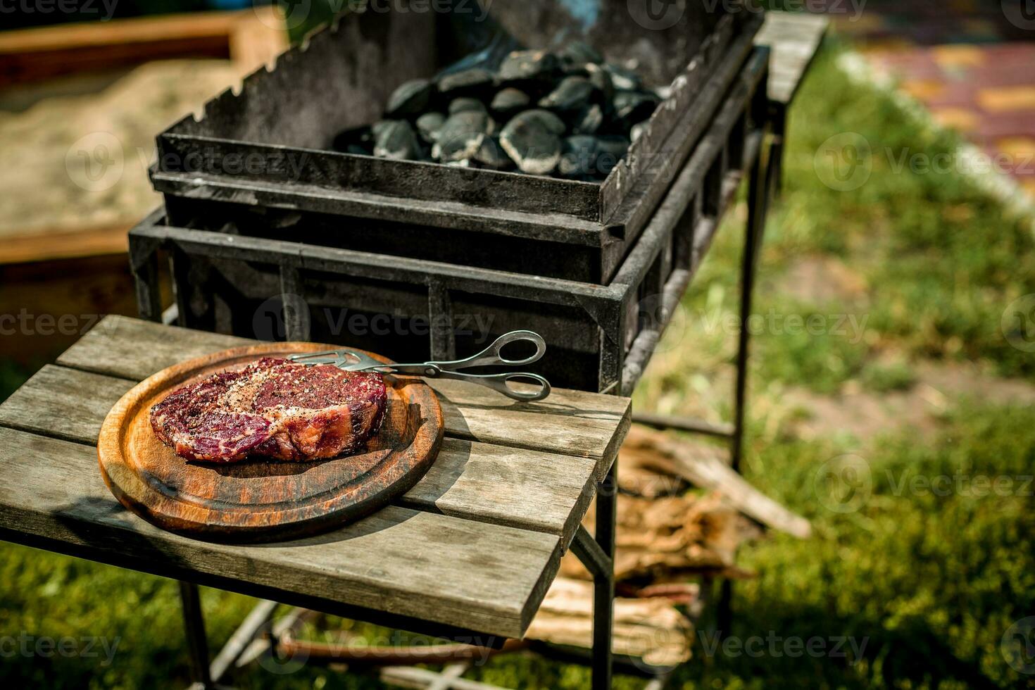 een dik strip steak wezen gegrild buitenshuis foto