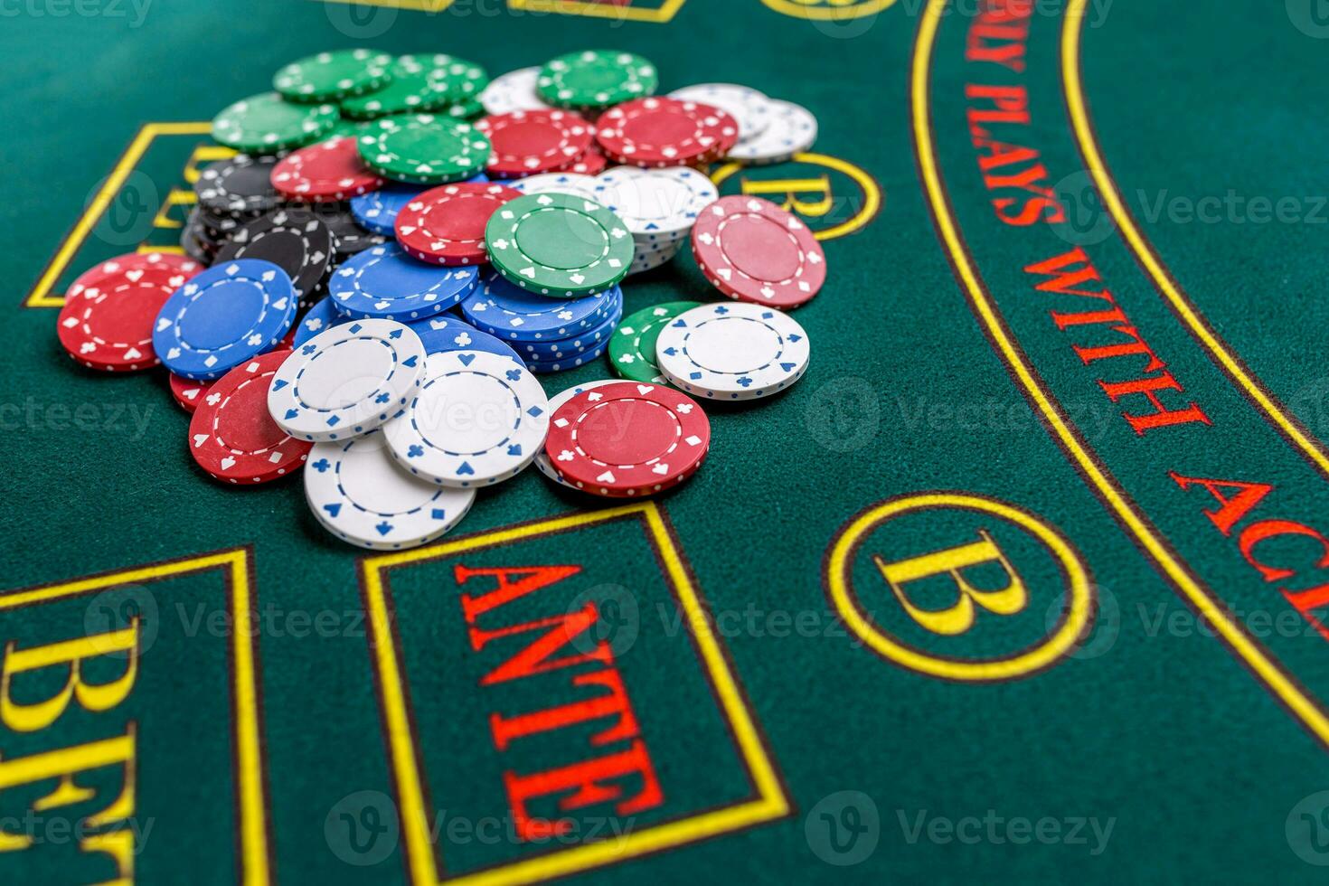 poker chips Aan een tafel Bij de casino foto