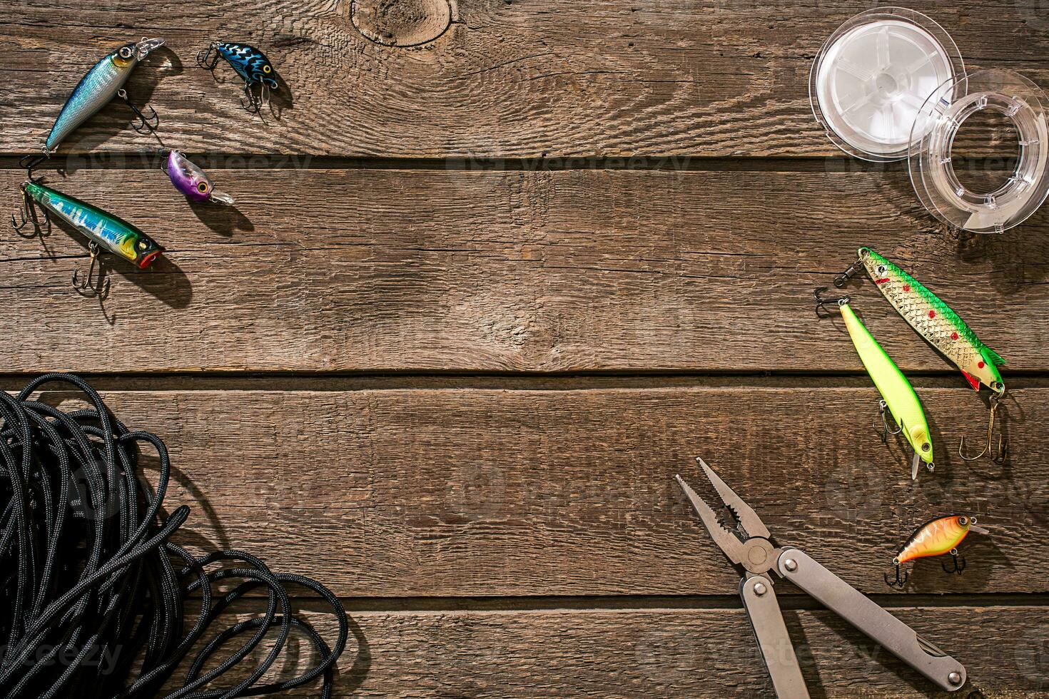 accessoires voor visvangst Aan de achtergrond van hout. top visie foto