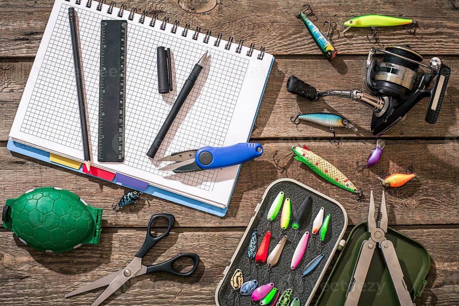 accessoires voor visvangst Aan de achtergrond van hout. top visie foto