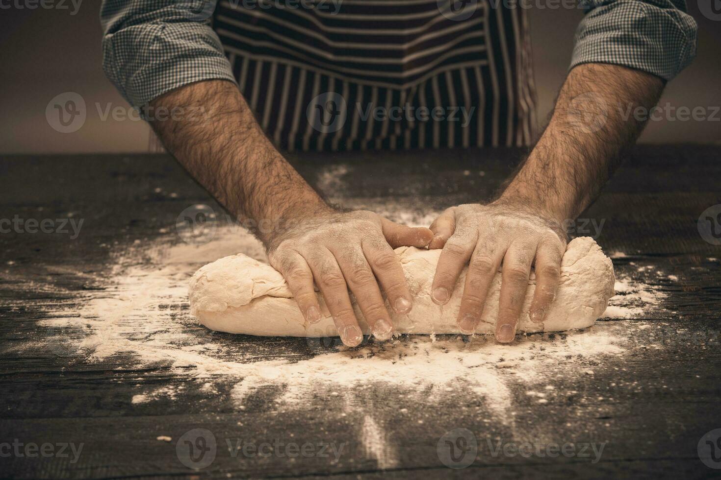 mannetje handen kneden de deeg. foto