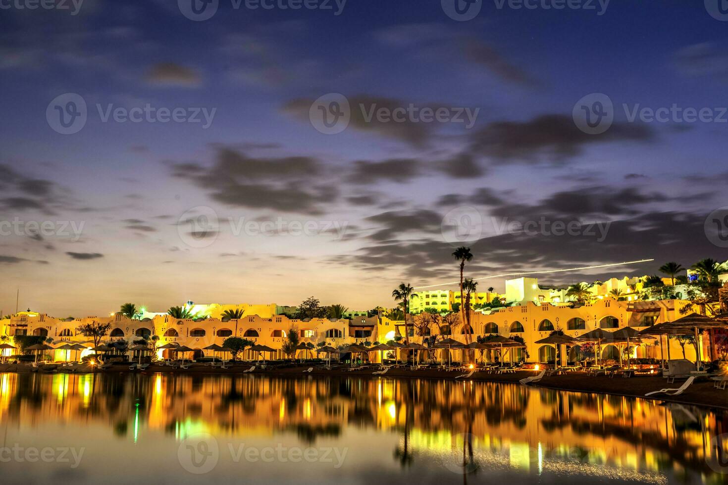 avond visie van zee voor luxe hotel in nacht verlichting foto