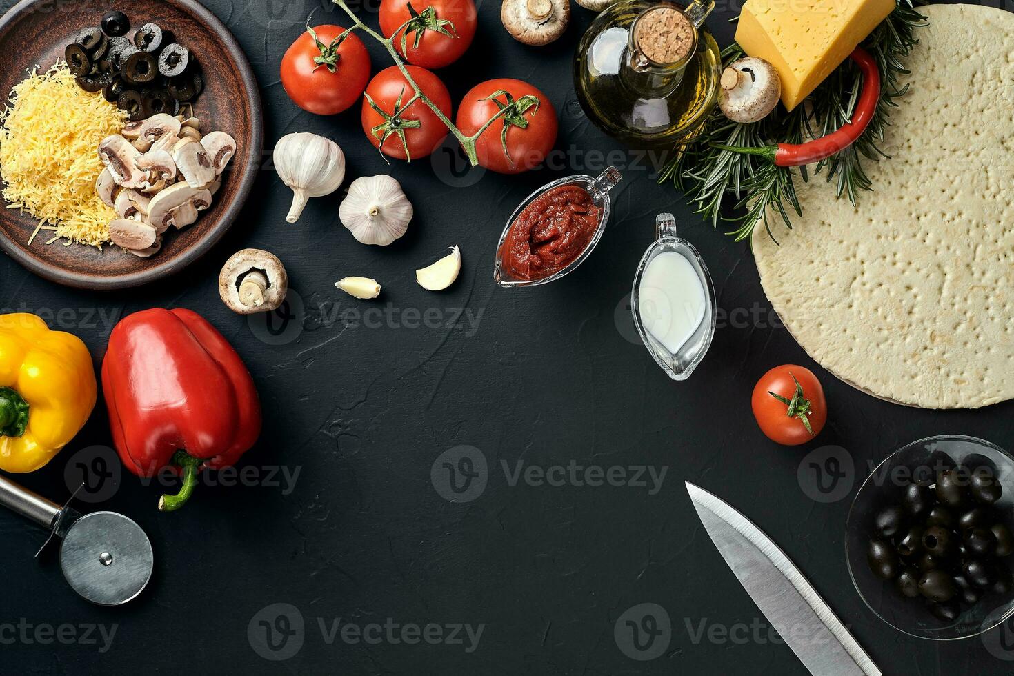 pizza koken ingrediënten. deeg, groenten en kruiden. bovenaanzicht met kopie ruimte foto