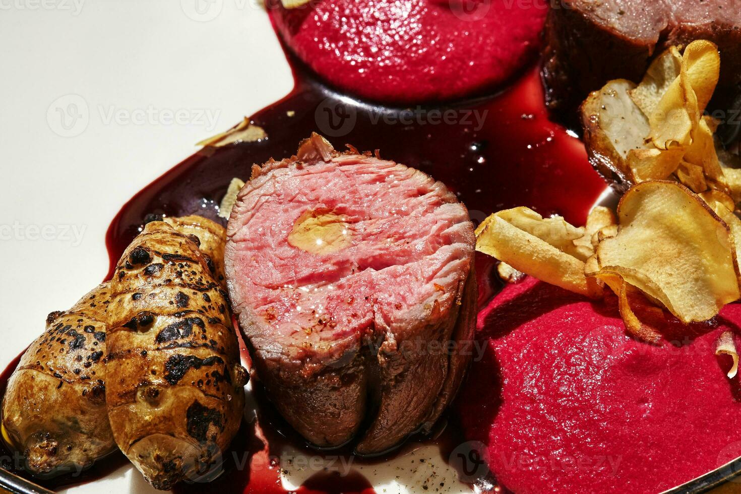 geroosterd kalfsvlees vlees met Jeruzalem artisjokken en saus. foto