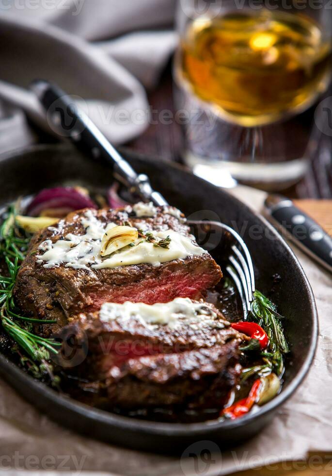 gezond slank gegrild medium-zeldzaam steak en groenten foto