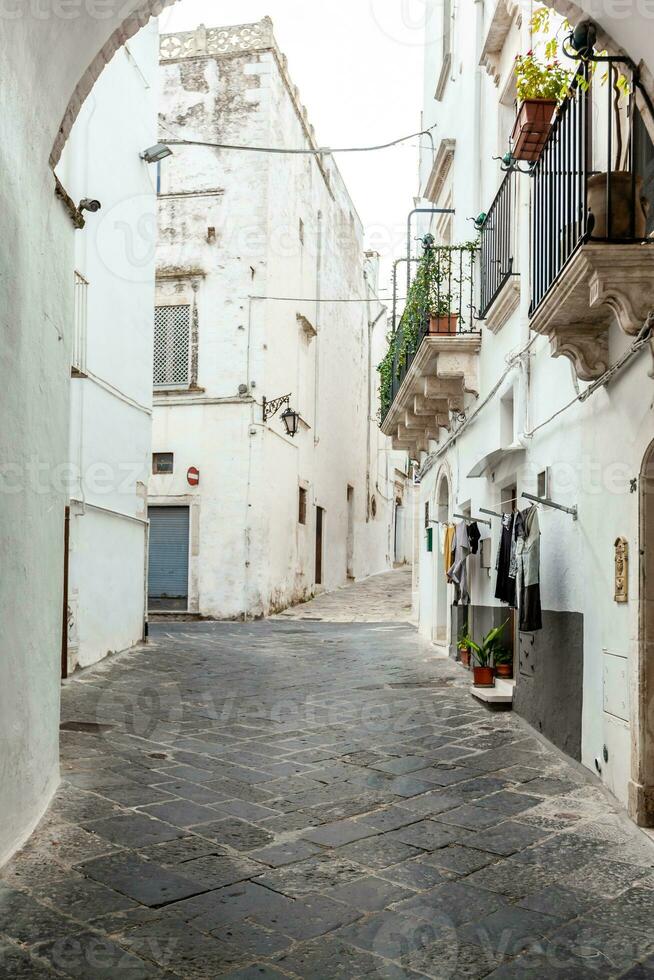 visie van de oud stad- van Martina franca met een mooi huizen geschilderd in wit. foto