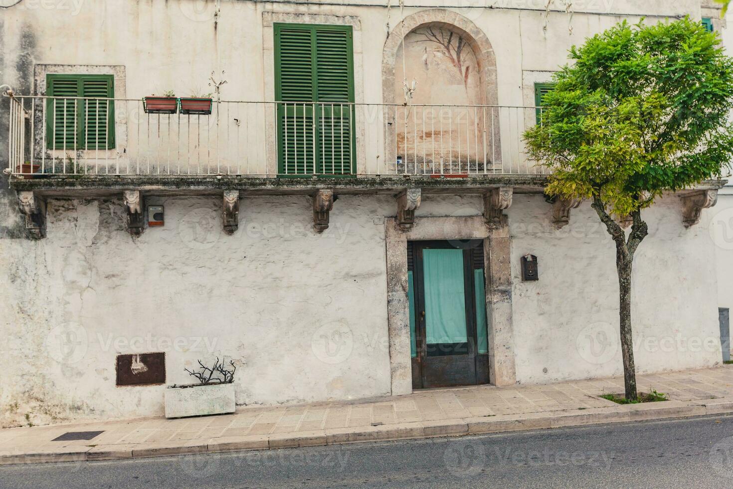 visie van de oud stad- van Martina franca met een mooi huizen geschilderd in wit. foto