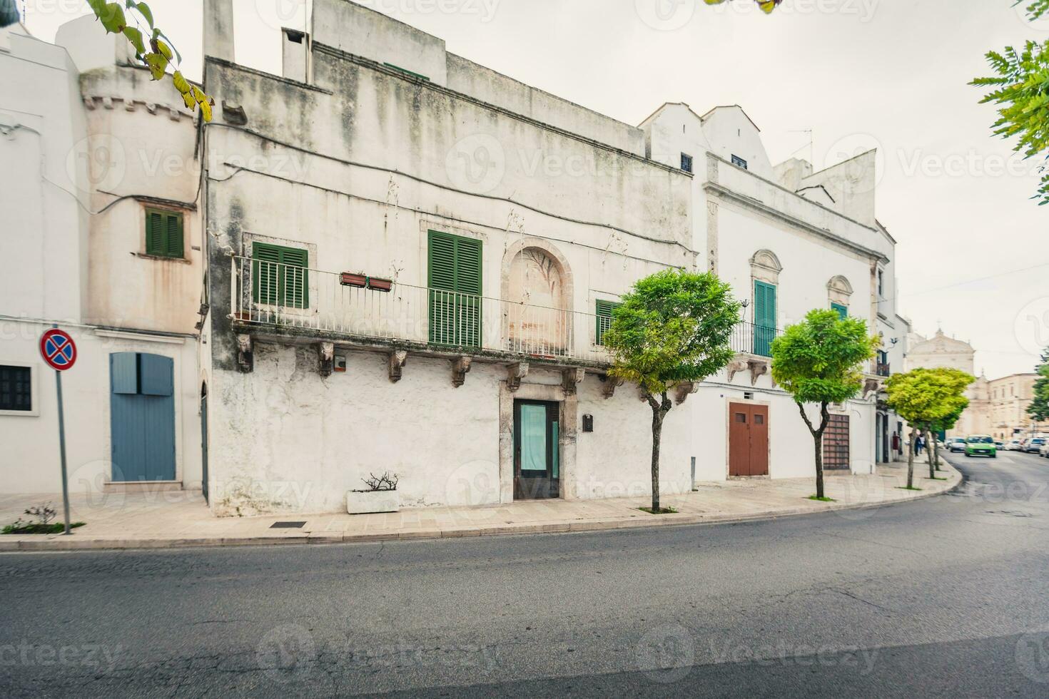 visie van de oud stad- van Martina franca met een mooi huizen geschilderd in wit. foto