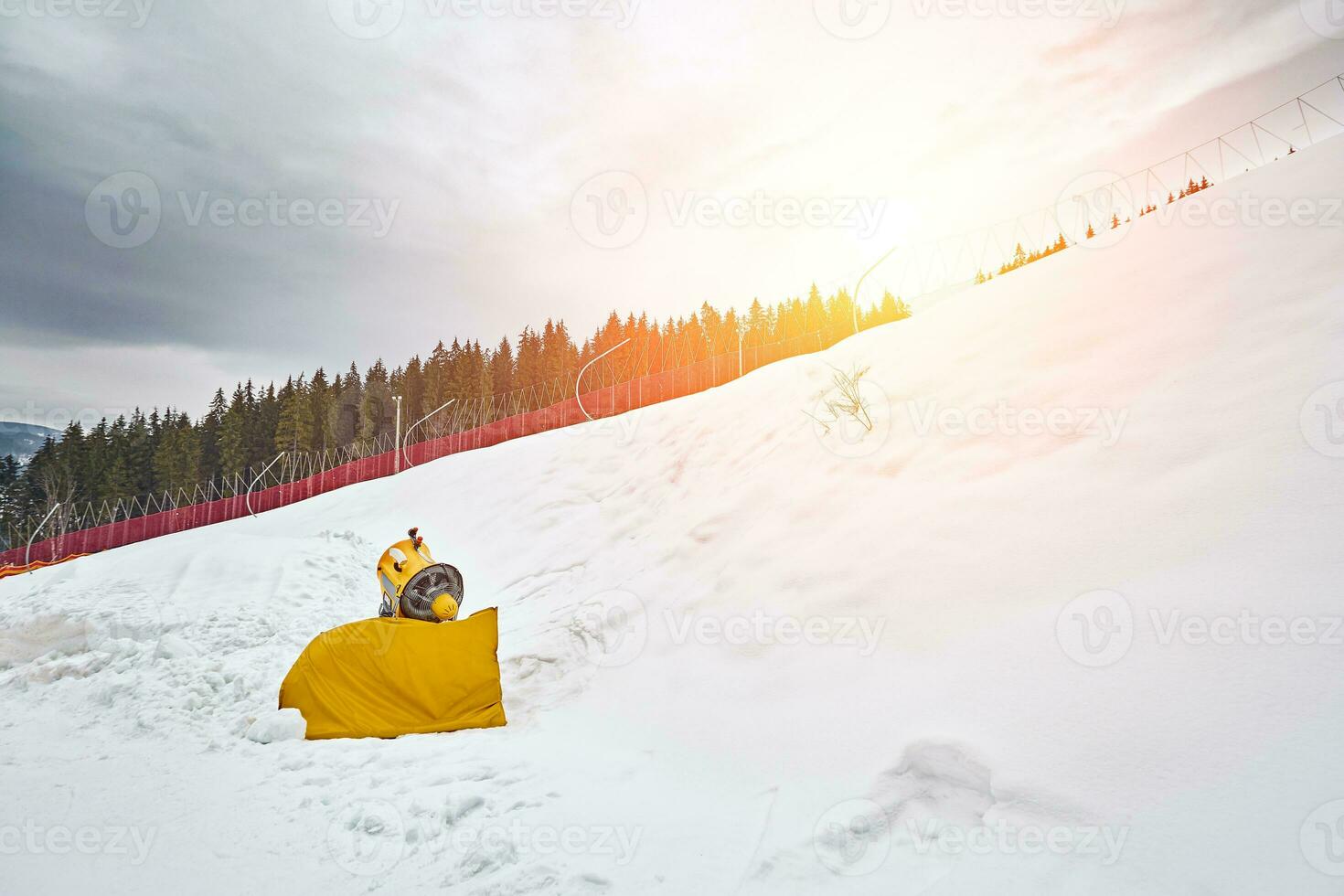 panorama van ski toevlucht, helling, mensen Aan de ski tillen, skiërs Aan de piste tussen groen pijnboom bomen en sneeuw lansen. foto