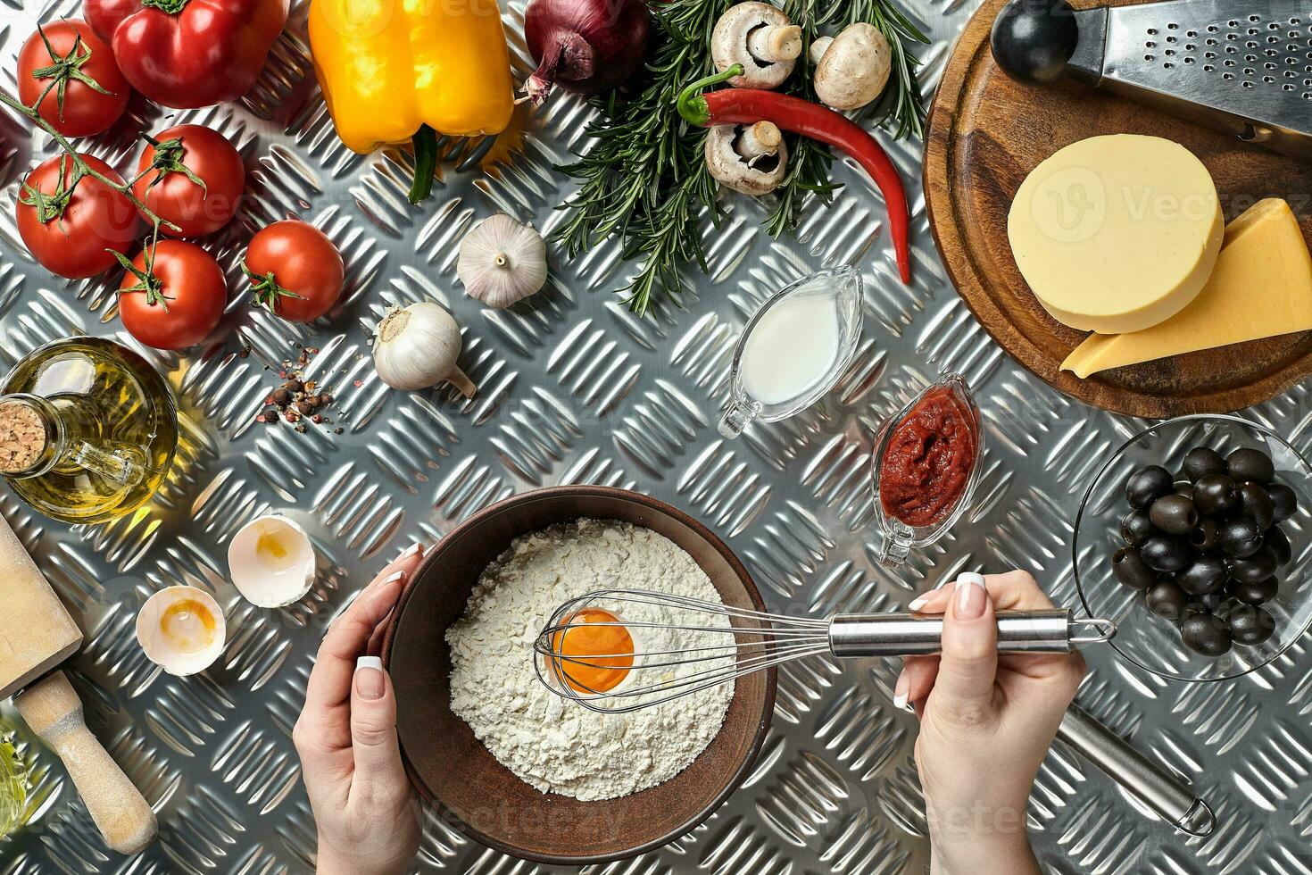 jong vrouw Koken in keuken, detailopname foto