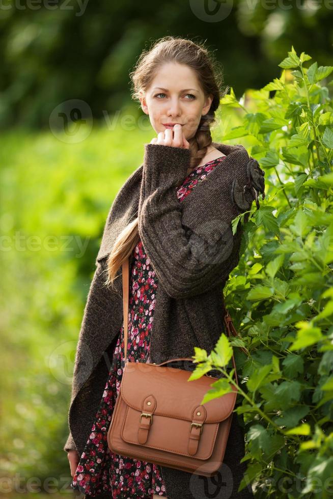 mooie jonge vrouwen staan peinzend foto