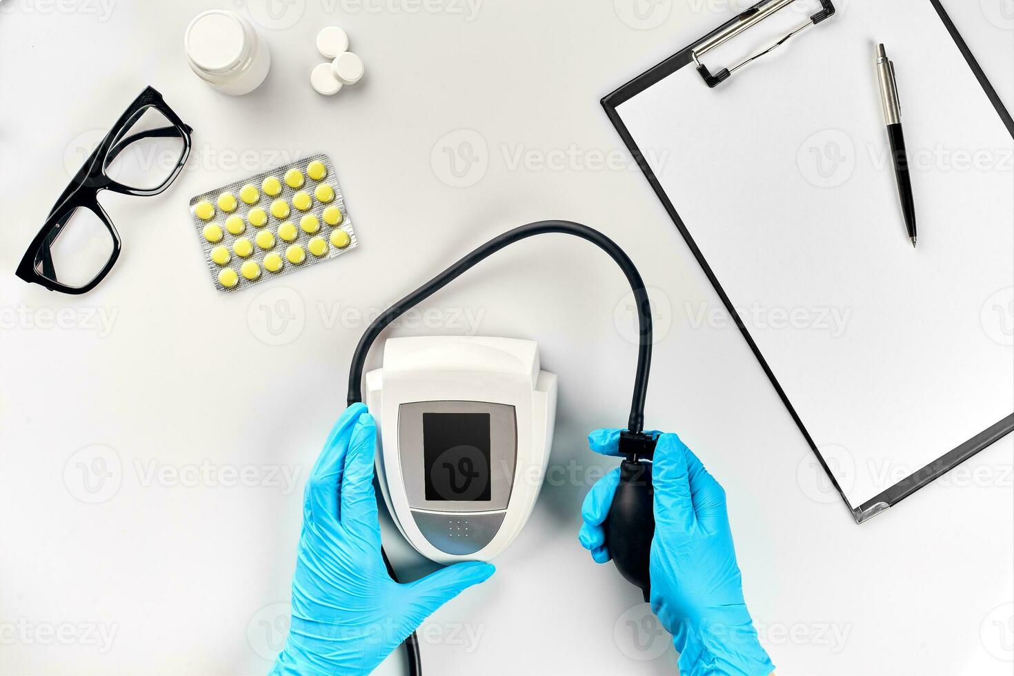 wit elektrisch tonometer Aan wit tafel voor meten bloed druk met stethoscoop. meting van druk en pols. foto