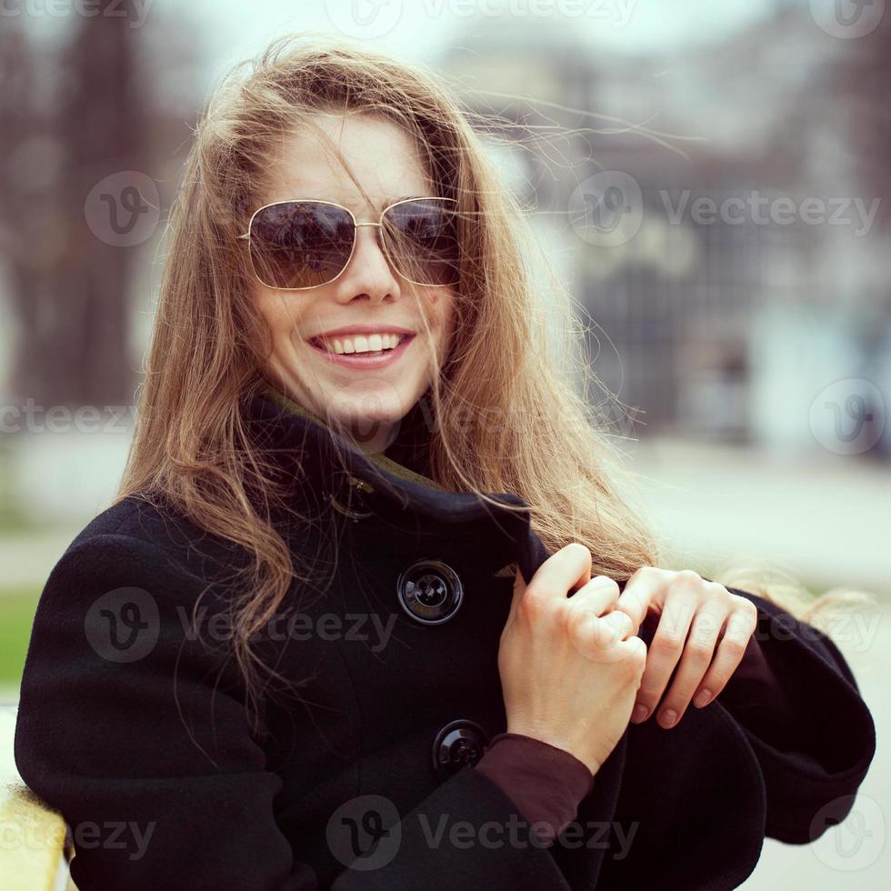 jonge vrouw met een bril lacht leuk foto