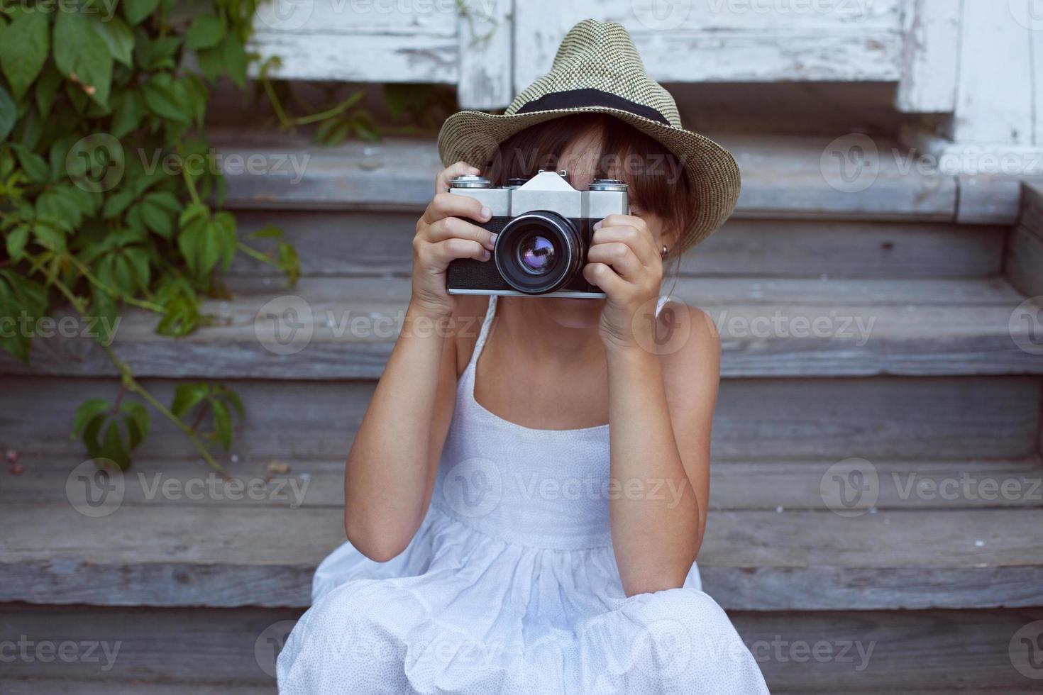 klein meisje heeft iemand gefotografeerd foto