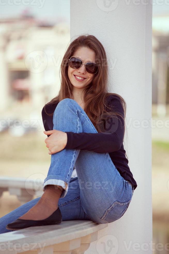 charmante vrouw in bril en spijkerbroek foto