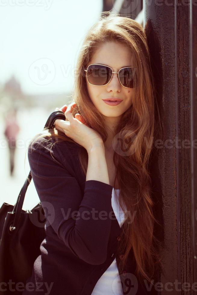 stijlvolle jonge vrouw in zonnebril foto