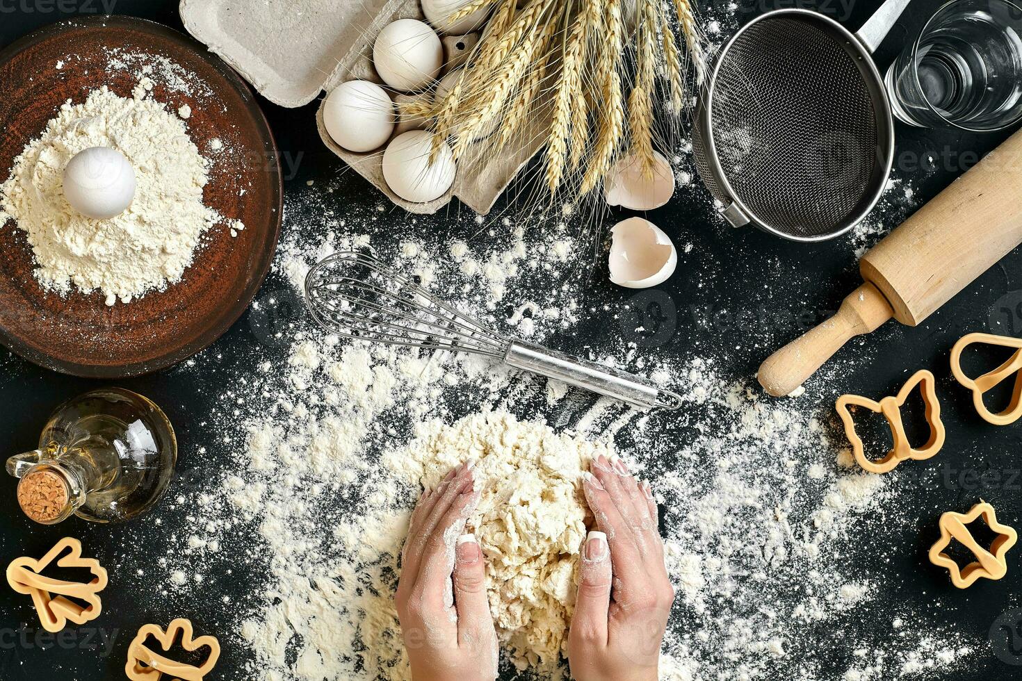 vrouw handen kneden deeg Aan tafel met meel, eieren en ingrediënten. top visie. foto