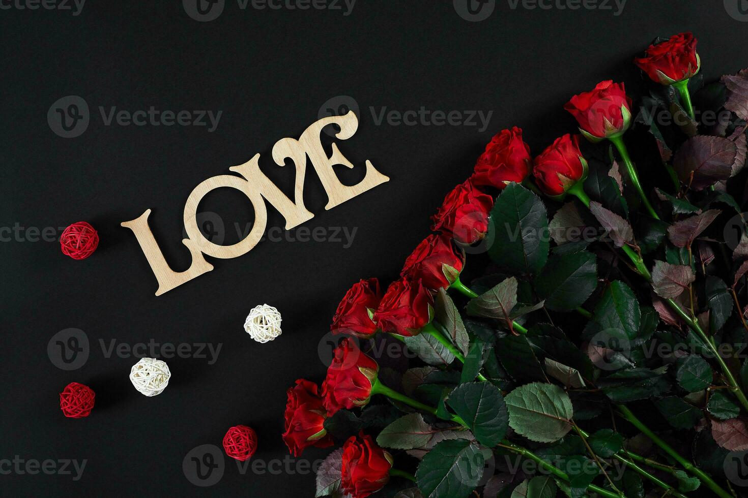boeket van rood rozen Aan een zwart achtergrond. top visie foto