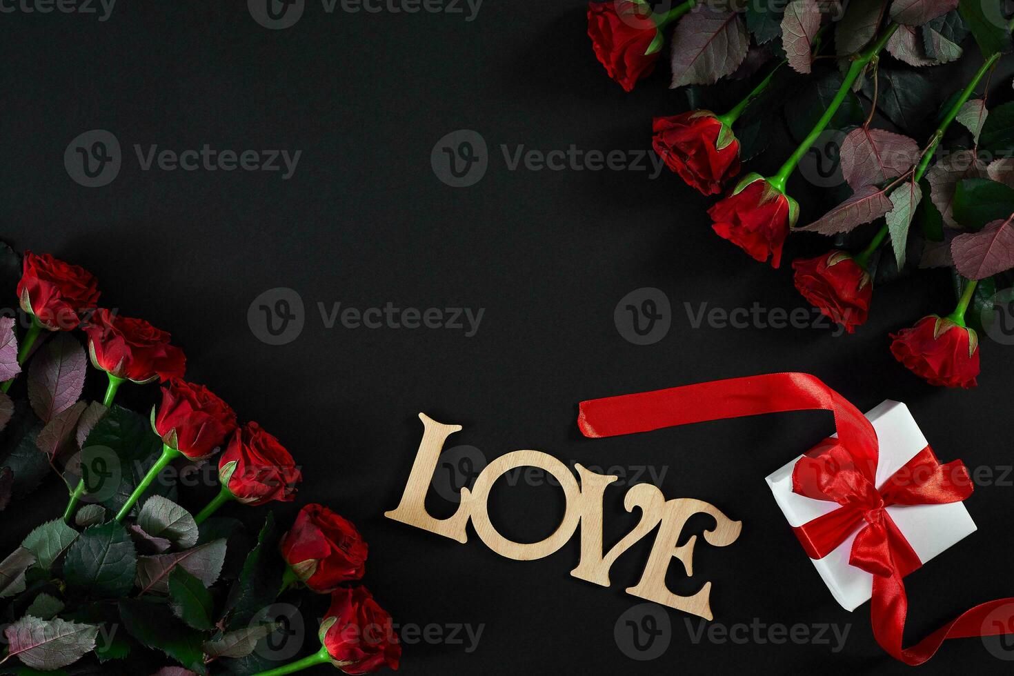 rood rozen bloemen met houten woord liefde Aan zwart achtergrond met foto