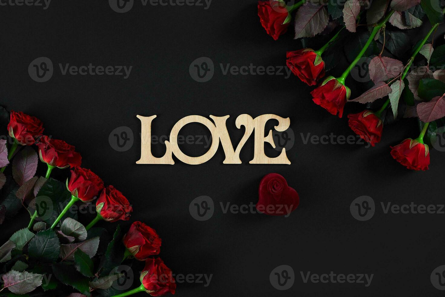 rood rozen bloemen met houten woord liefde Aan zwart achtergrond met foto