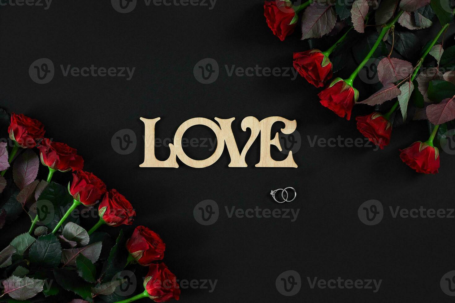 rood rozen bloemen met houten woord liefde Aan zwart achtergrond met foto
