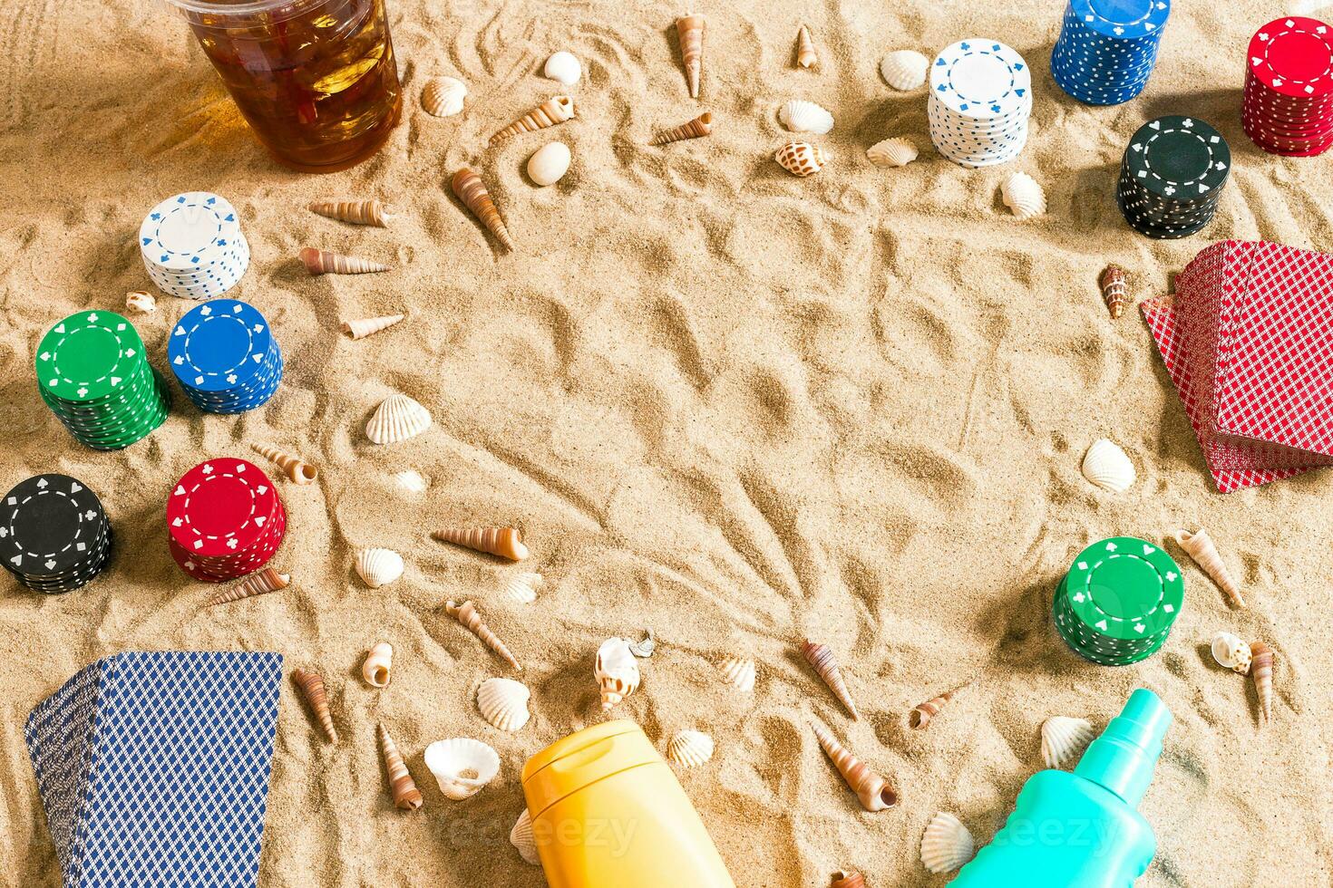 het gokken Aan vakantie concept - wit zand met schelpen , gekleurde poker chips en kaarten. top visie foto