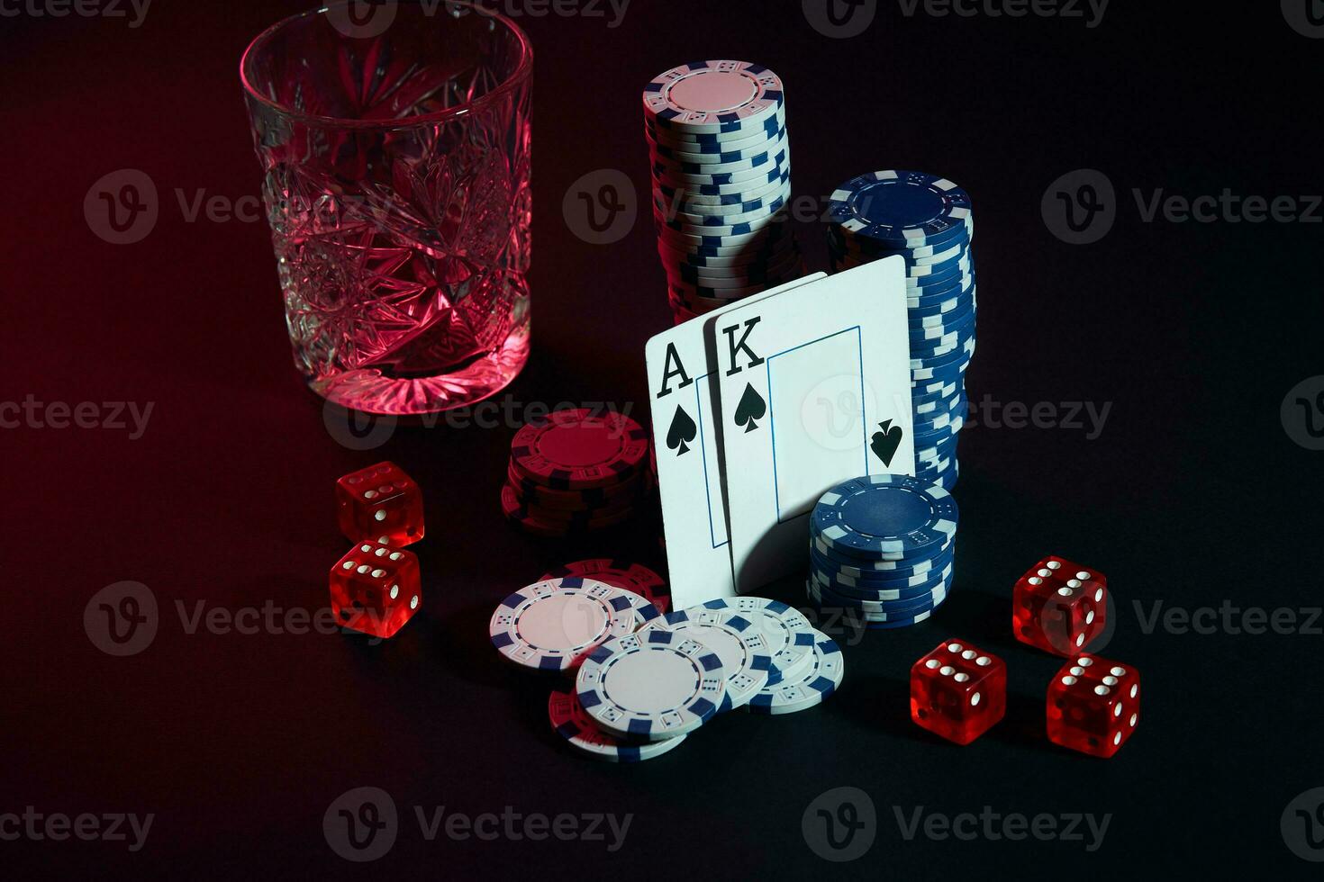 kaarten van poker speler. Aan de tafel zijn chips en een glas van cocktail met whisky. kaarten - aas en koning foto