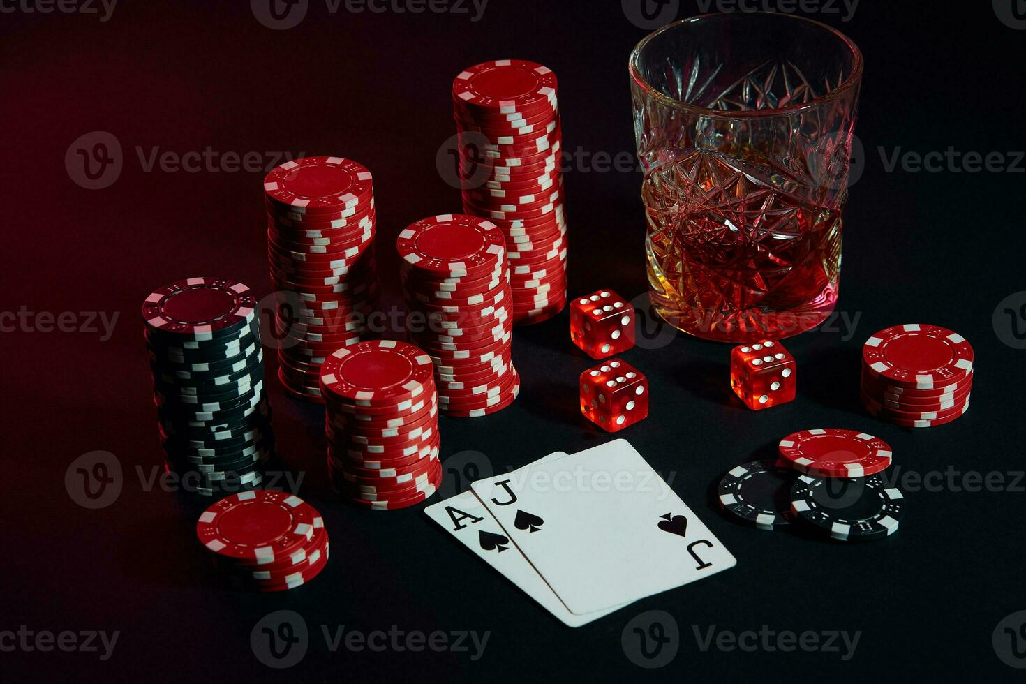 kaarten van poker speler. Aan de tafel zijn chips en een glas van cocktail met whisky. kaarten - aas en jack foto