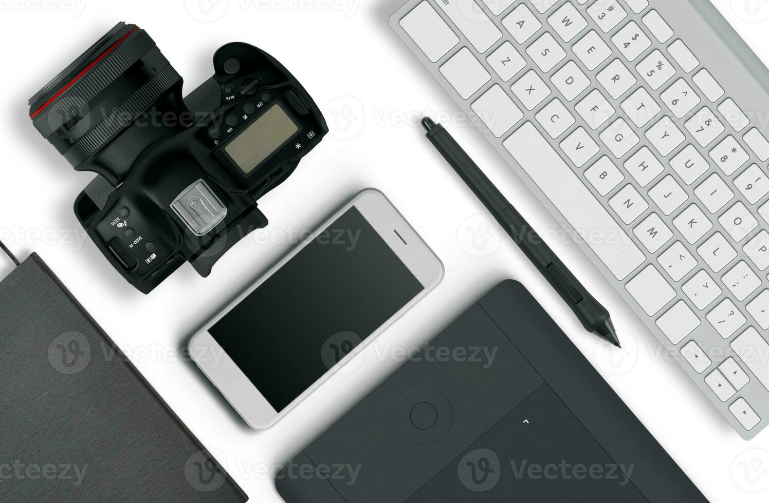 top visie van een bureaublad van een fotograaf bestaande van een camera's, een toetsenbord, een slim telefoon Aan een wit bureau achtergrond foto