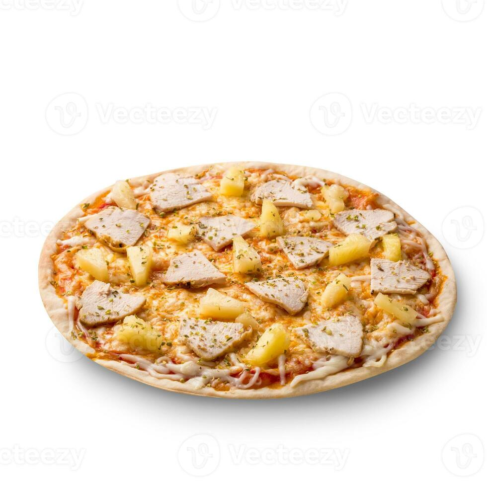 heerlijk Italiaans pizza met ananas en kip filet geïsoleerd Aan wit achtergrond foto