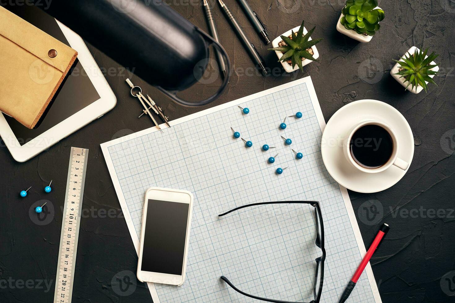 top visie van de Bouwers werkplek, heerser, papier voor tekeningen, kompassen, bril, tablet foto