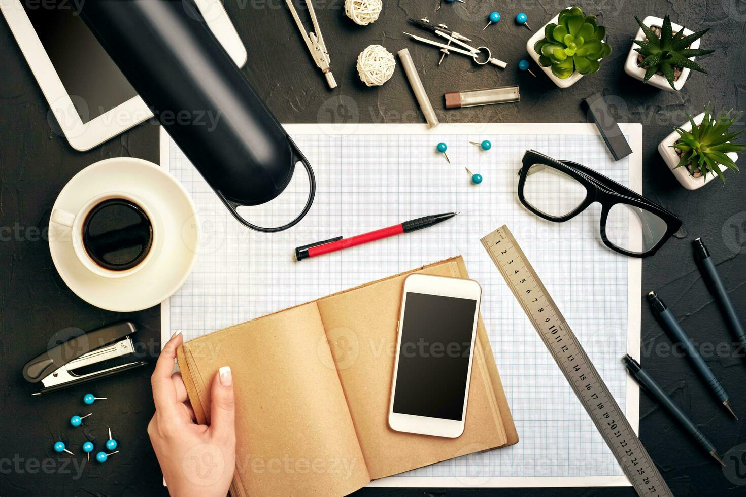 architect werken Aan blauwdruk. architecten werkplaats - bouwkundig projecteren, blauwdrukken, tablet pc. bouwkunde hulpmiddelen. top visie foto