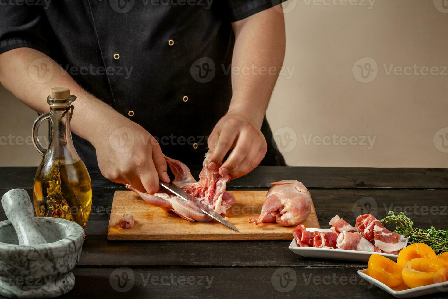 de chef bereidt zich voor rauw kwartel karkassen in de keuken. vers rauw vlees kwartels klaar voor Koken Aan de houten bord foto