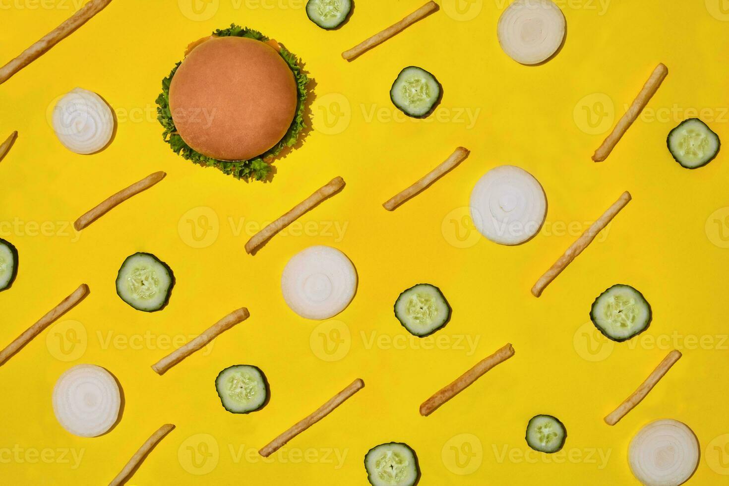 ontwerp concept van mockup hamburger en Frans Patat reeks Aan geel achtergrond. foto