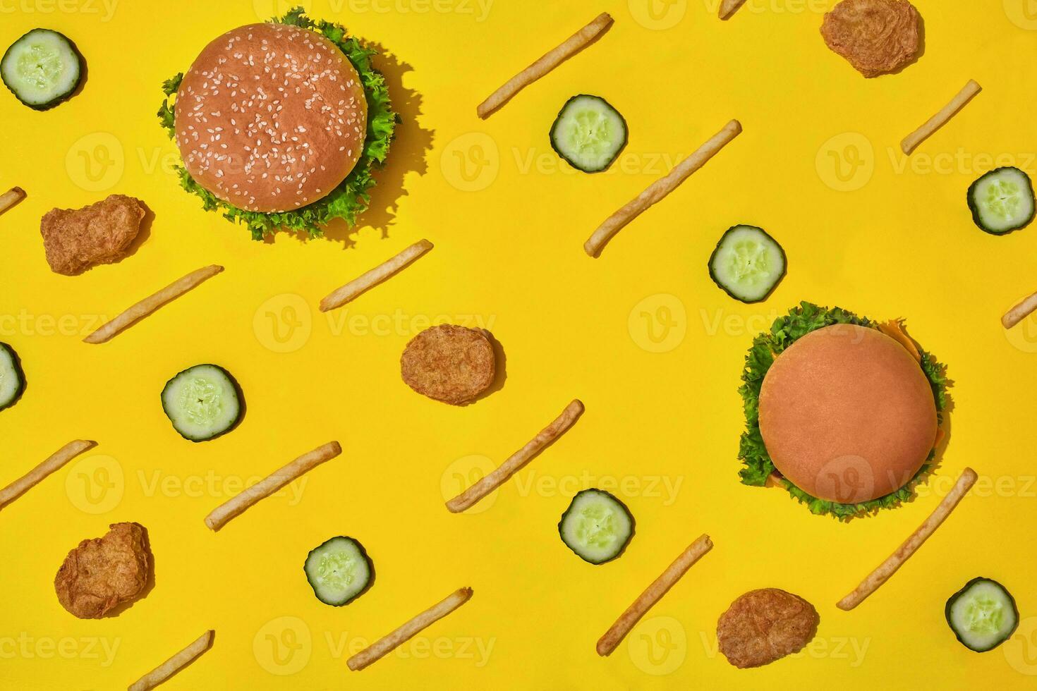meest populair snel voedsel maaltijd. kip klompjes, hamburgers en Frans Patat Aan geel achtergrond top visie foto