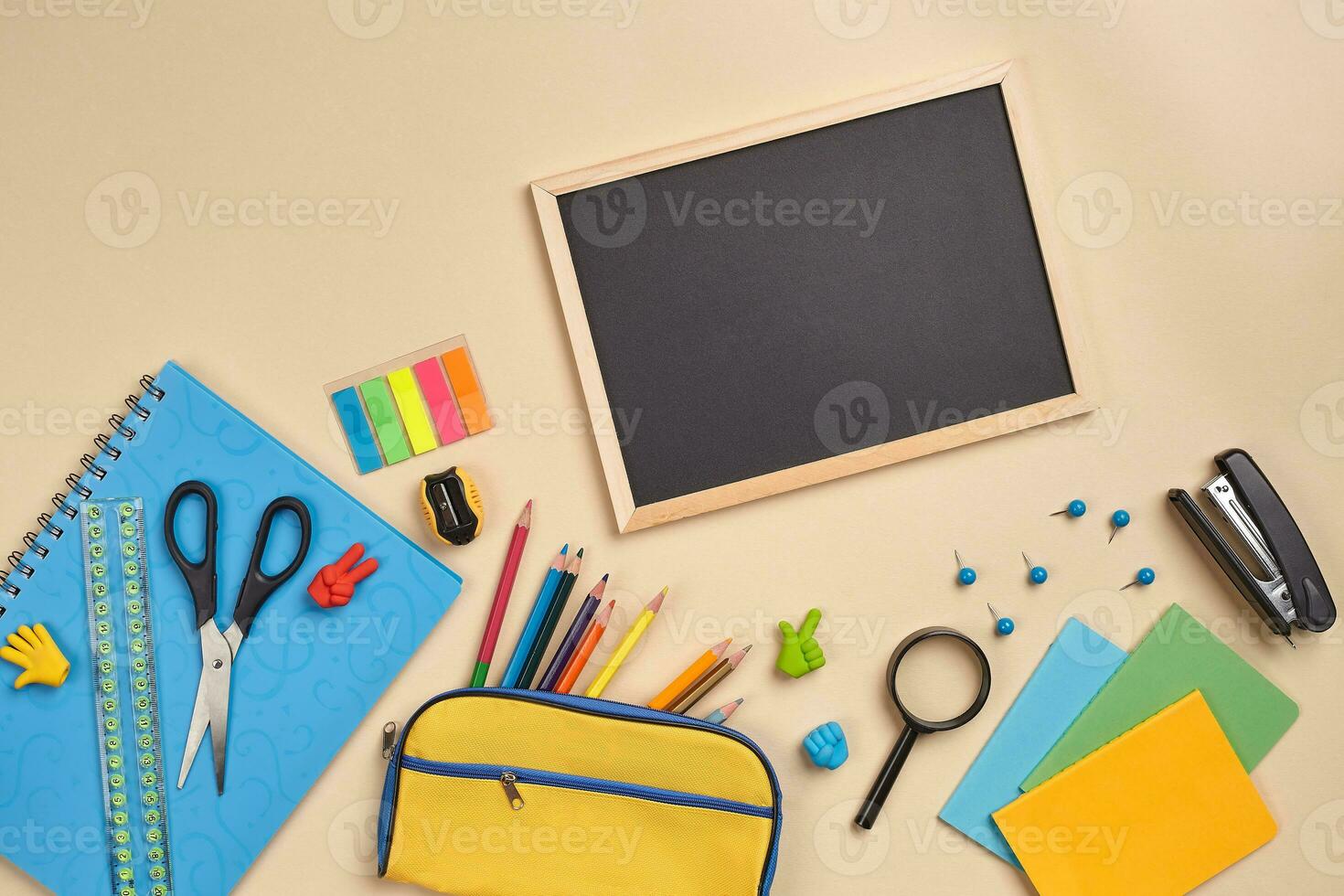 vlak leggen foto van werkruimte bureau met school- accessoires of kantoor benodigdheden Aan roze achtergrond.