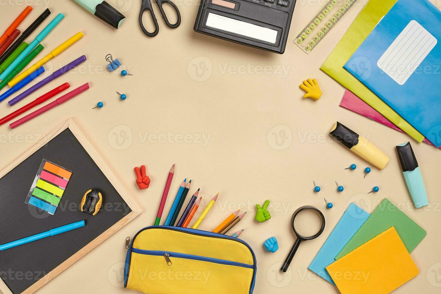 vlak leggen foto van werkruimte bureau met school- accessoires of kantoor benodigdheden Aan roze achtergrond.