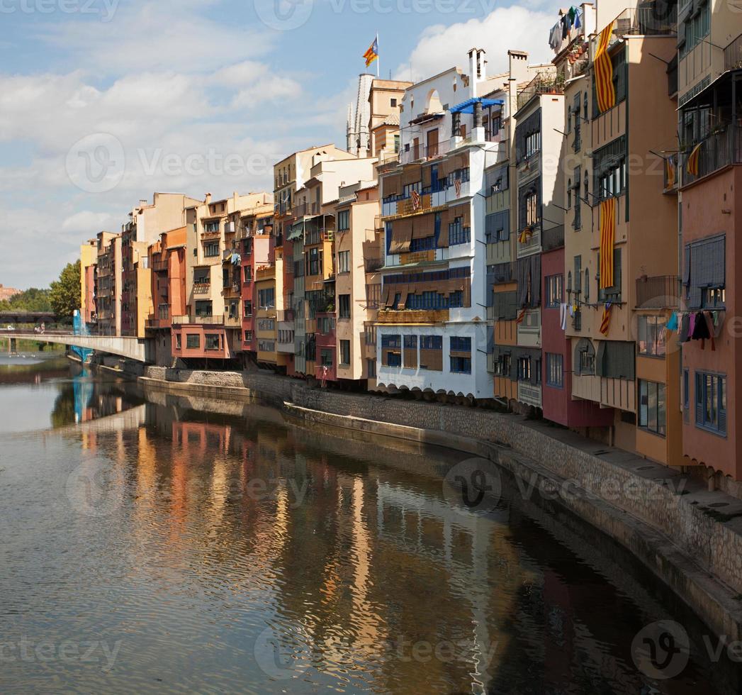 veelkleurige huizen aan de oevers van de rivier foto